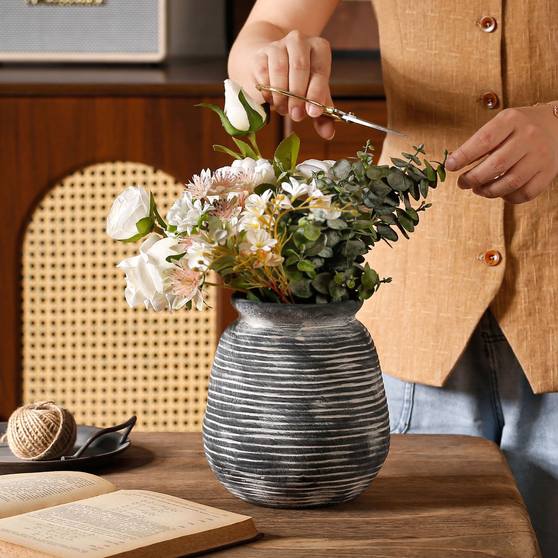 Horizontal Ribbed Ceramic Vase Set detail 2